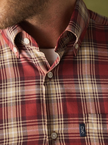 Next - Ajuste regular Camisa en rojo