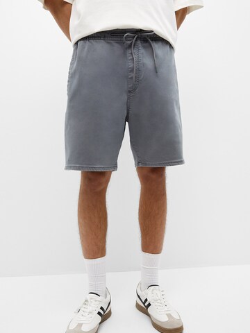 Pull&Bear Regular Shorts in Grau