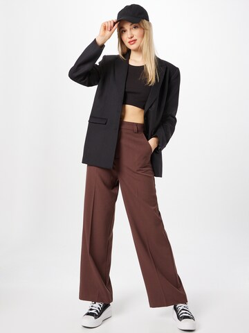 Loosefit Pantalon à plis Gina Tricot en marron