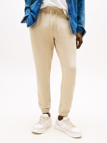 Tommy Jeans Tapered Broek in Beige: voorkant