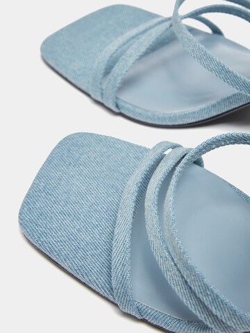 Sandales à lanières Pull&Bear en bleu