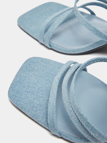 Pull&Bear Páskové sandály – modrá