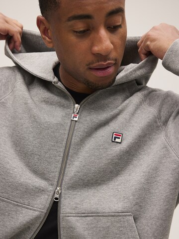 FILA - Sudadera con cremallera 'BORNO oversized raglan 2-way zip hoodie' en gris