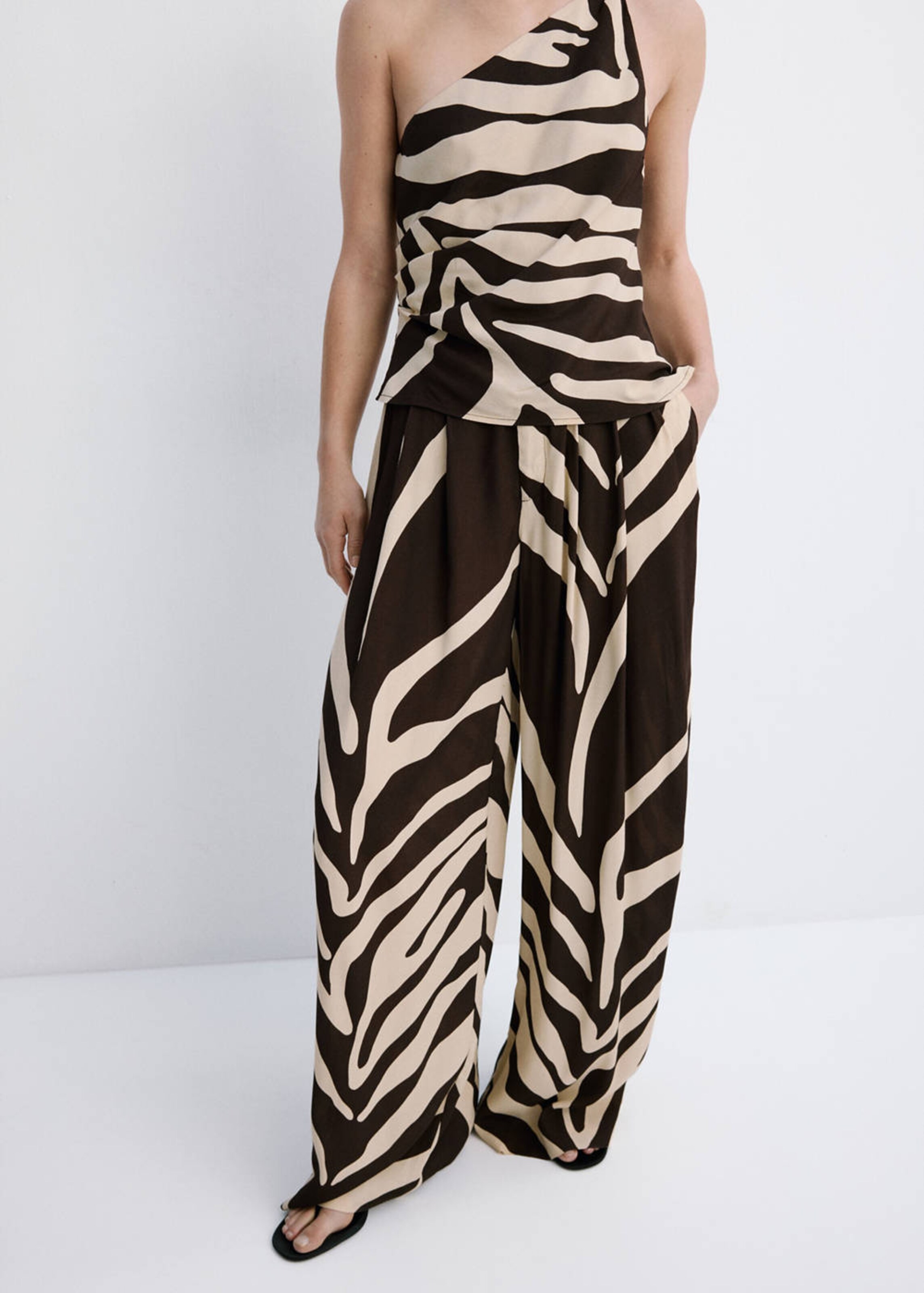 MANGO Regular Hose in Braun