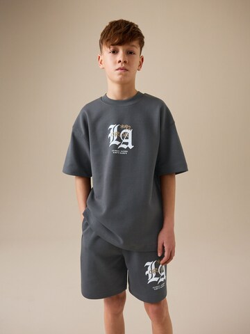 Next Set in Grijs: voorkant