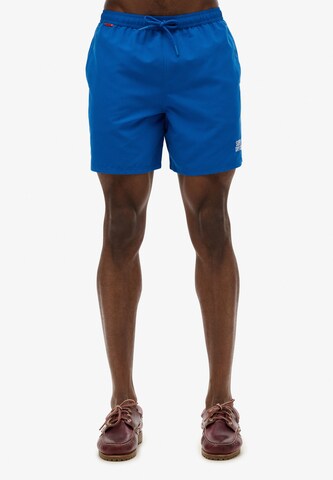 Shorts de bain 'Essential' Superdry en bleu : devant