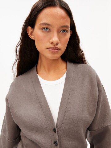 ARMEDANGELS Gebreid vest in Bruin