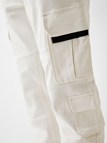 Tapered Pantaloni cu buzunare de la Bershka pe alb