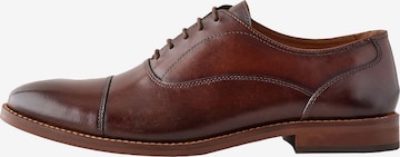 Next Nauhakengät värissä ruskea: etupuoli