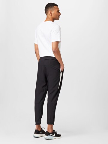 Effilé Pantalon de sport NIKE en noir