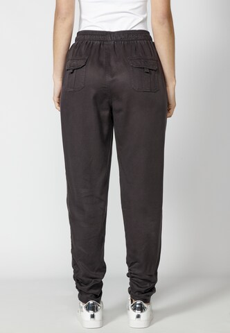 KOROSHI Tapered Jeans i svart