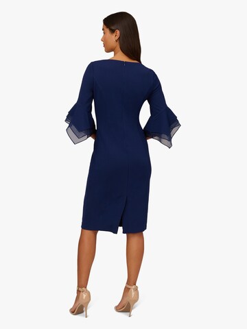 Adrianna Papell Knielanges Cocktailkleid 'Knit Crepe Tiered Sleeve Dress' in Blau