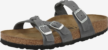 BIRKENSTOCK - Sandálias com tiras em cinzento: frente
