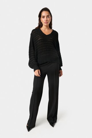 SOAKED IN LUXURY Pullover in Schwarz