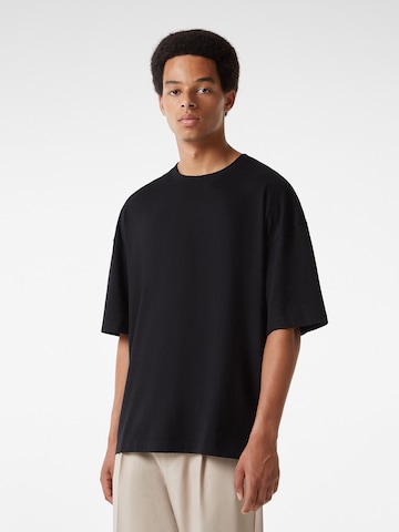 Tricou de la Bershka pe negru: față