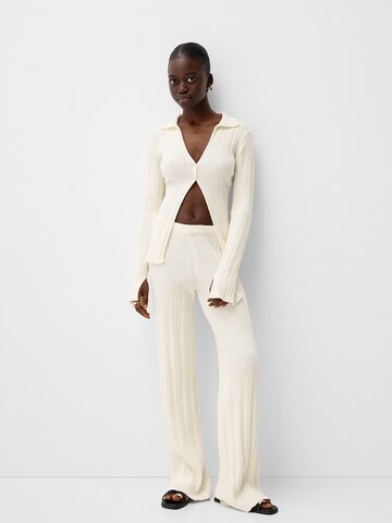 Flared Pantaloni di Bershka in bianco