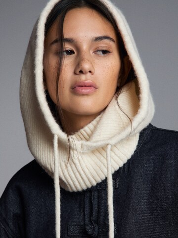 Bonnet Bershka en blanc : devant