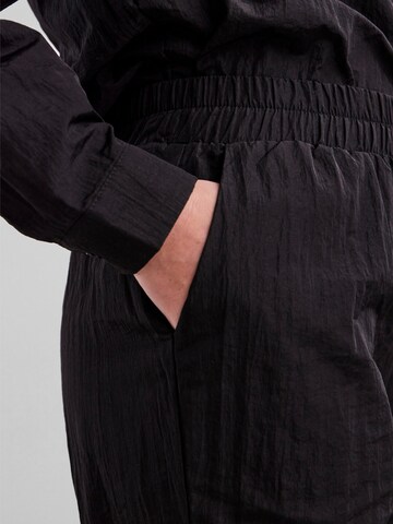 Effilé Pantalon PIECES en noir