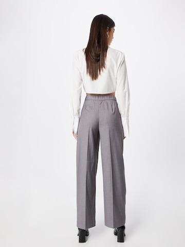 regular Pantaloni con pieghe 'LAURA' di Y.A.S in grigio