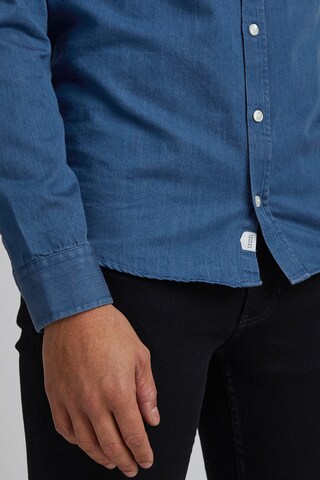 Casual Friday - Ajuste regular Camisa 'Anton' en azul