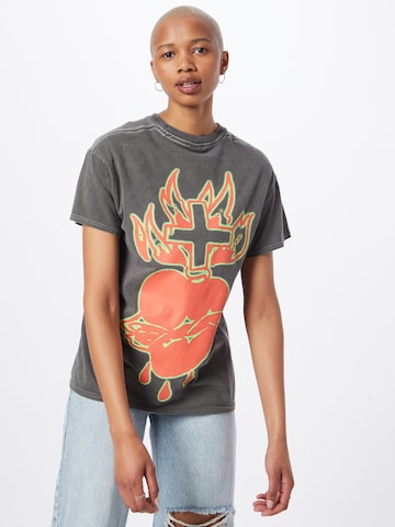 Nasty Gal T-Shirt 'Petite Heart and Flame' in Grau: predná strana