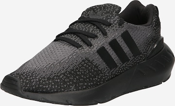 ADIDAS ORIGINALS حذاء رياضي بلا رقبة 'Swift Run 22' بـ أسود: الأمام