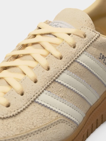 ADIDAS ORIGINALS Matalavartiset tennarit 'HANDBALL SPEZIAL BOLD' värissä beige