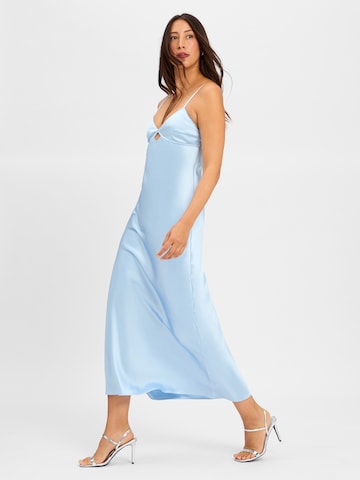 Marie Lund Kleid in Blau: Vorderseite