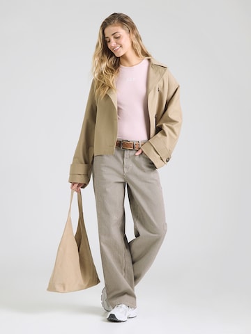 Tricou de la GAP pe roz