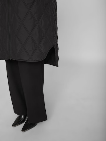 VILA Overgangsfrakke i sort