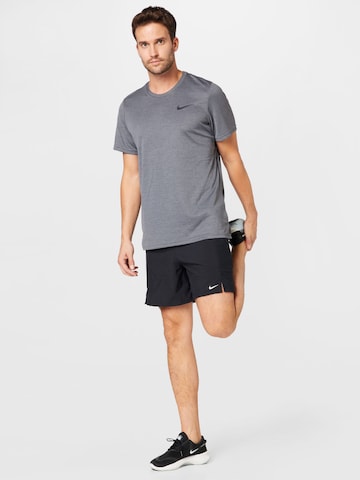 NIKE Regular Sportshorts in Schwarz