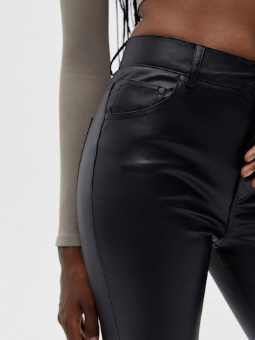 Pull&Bear Flared Jeans in Schwarz