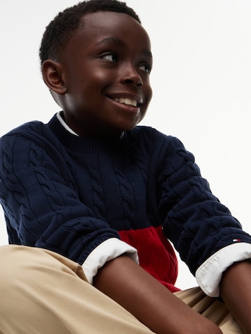 TOMMY HILFIGER Svetr 'Essential' – modrá