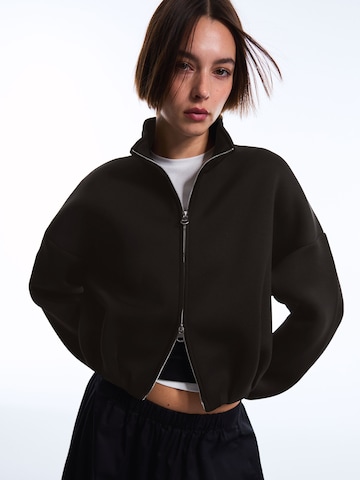 Hanorac de la Bershka pe negru: față