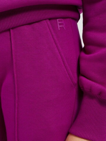 WE Fashion Regular Trousers in Pink