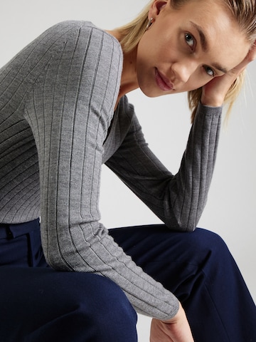 Pullover di Banana Republic in grigio