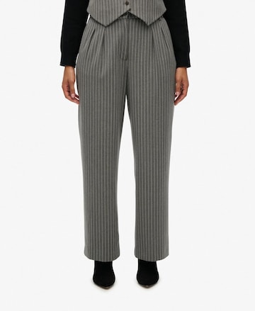 Loosefit Pantalon à pince Superdry en gris : devant