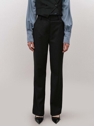 regular Pantaloni di 4TAILORS in nero