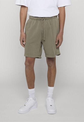 Urban Classics Loose fit Trousers in Green: front