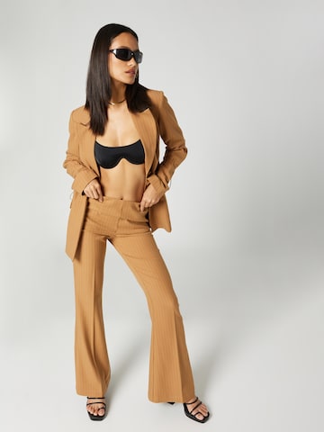 Bella x ABOUT YOU - Blazer 'Florence' em castanho