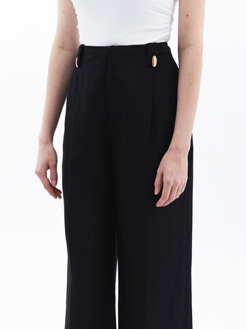 OXXO Wide leg Pleat-front trousers in Black