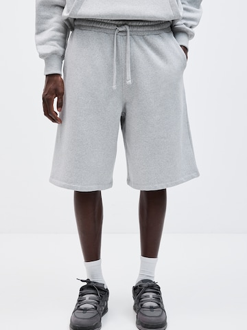 Loosefit Pantalon Pull&Bear en gris : devant