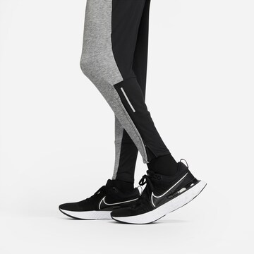 Slimfit Pantaloni sportivi di NIKE in grigio