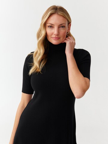 TATUUM - Vestido de punto 'Kiomi' en negro