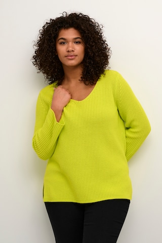 KAFFE CURVE Sweater in Green: front