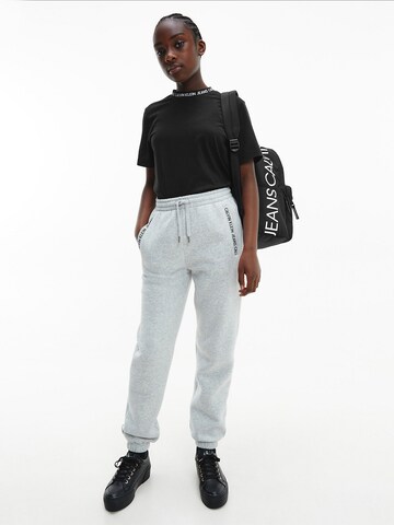 Calvin Klein Jeans Tričko – černá: přední strana