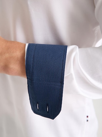 7Camicie - Ajuste estrecho Camisa de negocios 'Roma Iconic Satin Man Shirt White' en blanco