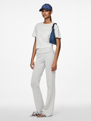 évasé Pantalon 'PCGEORGINA' PIECES en gris