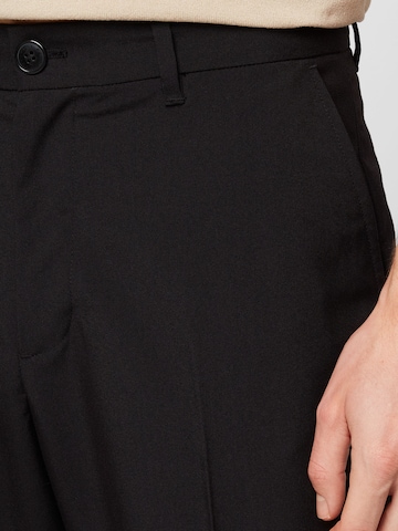 Regular Pantalon à plis 'Lewis' WEEKDAY en noir