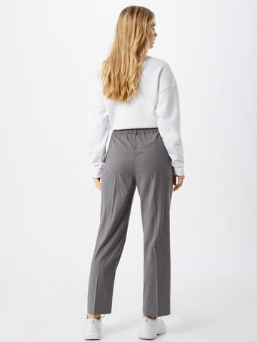 Regular Pantalon à plis 'Saina' Gina Tricot en gris